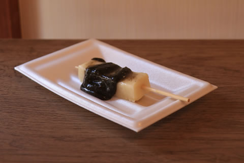 豆腐と白玉で作った団子(黒ごまキャラメル団子)