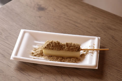 豆腐と白玉で作った団子(きなこ団子)